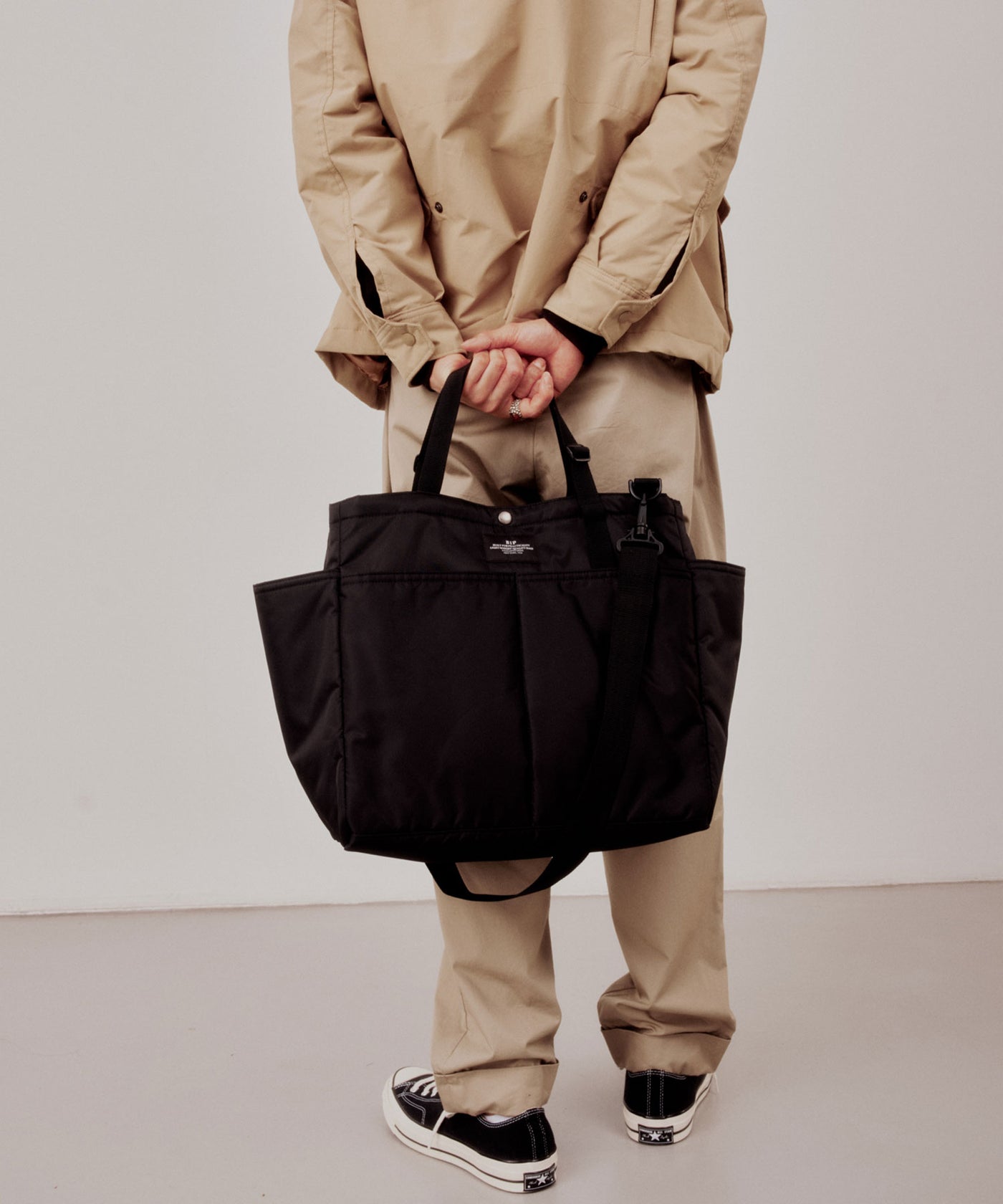 BAGSINPROGRESS / CARRY-ALL BEACH BAG BLACK PUFFER NYLON TWILL 