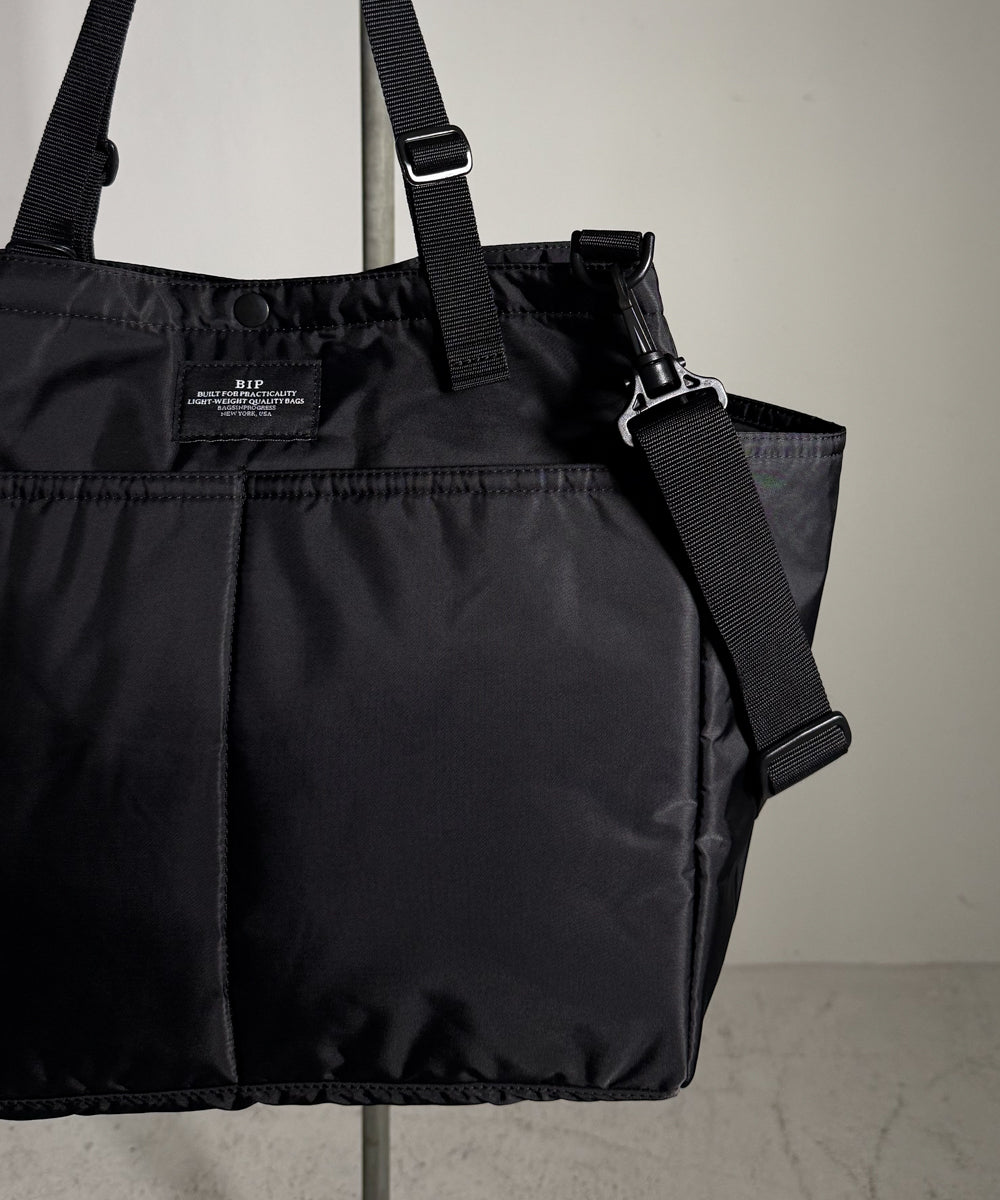 BAGSINPROGRESS / CARRY-ALL BEACH BAG BLACK PUFFER NYLON TWILL