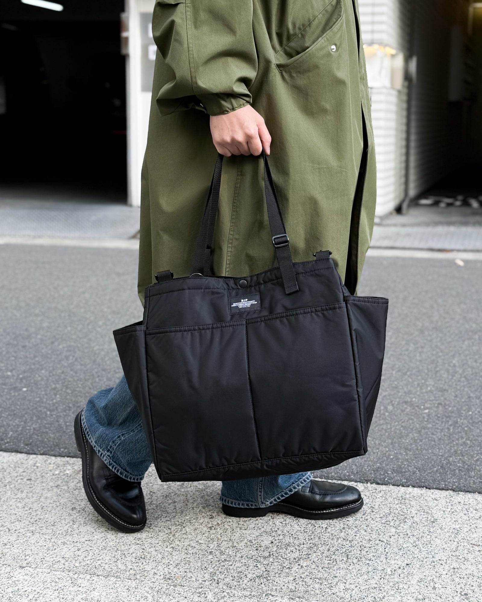 BAGSINPROGRESS / CARRY-ALL BEACH BAG BLACK PUFFER NYLON TWILL