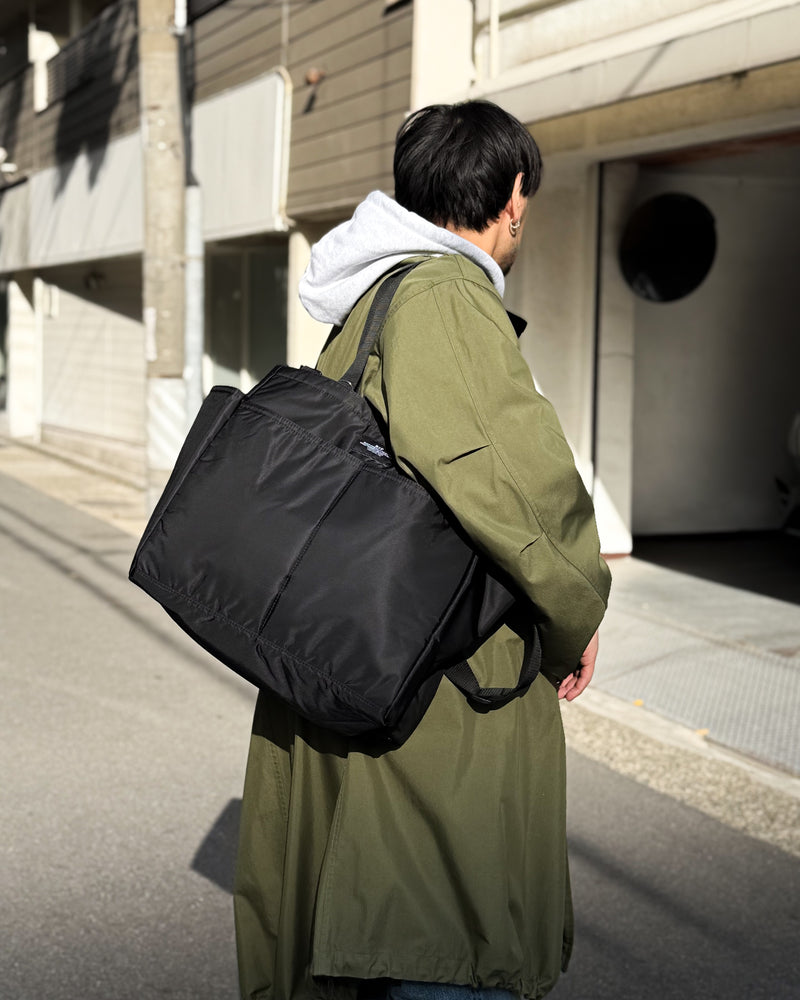 BAGSINPROGRESS / CARRY-ALL BEACH BAG BLACK PUFFER NYLON TWILL