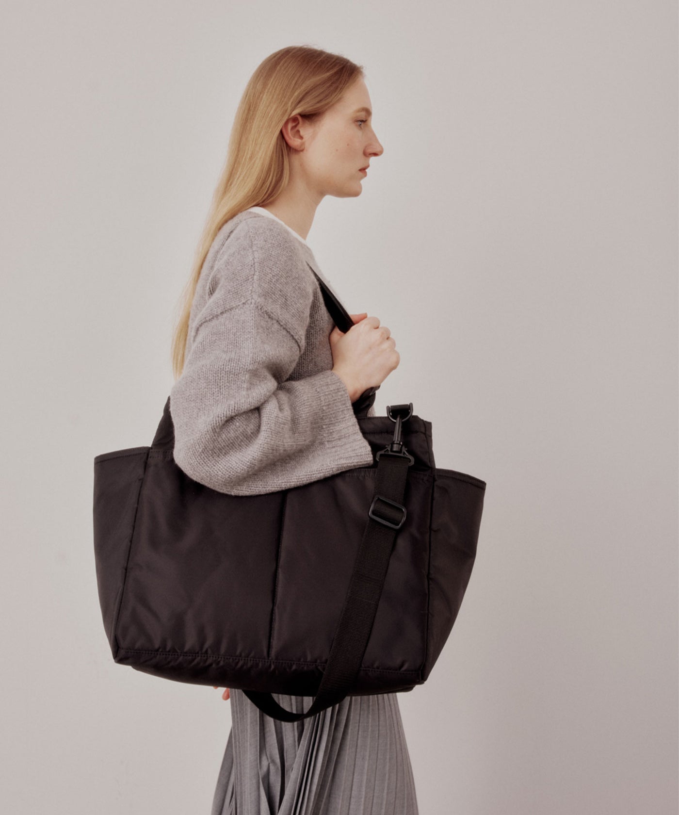 BAGSINPROGRESS / CARRY-ALL BEACH BAG BLACK PUFFER NYLON TWILL