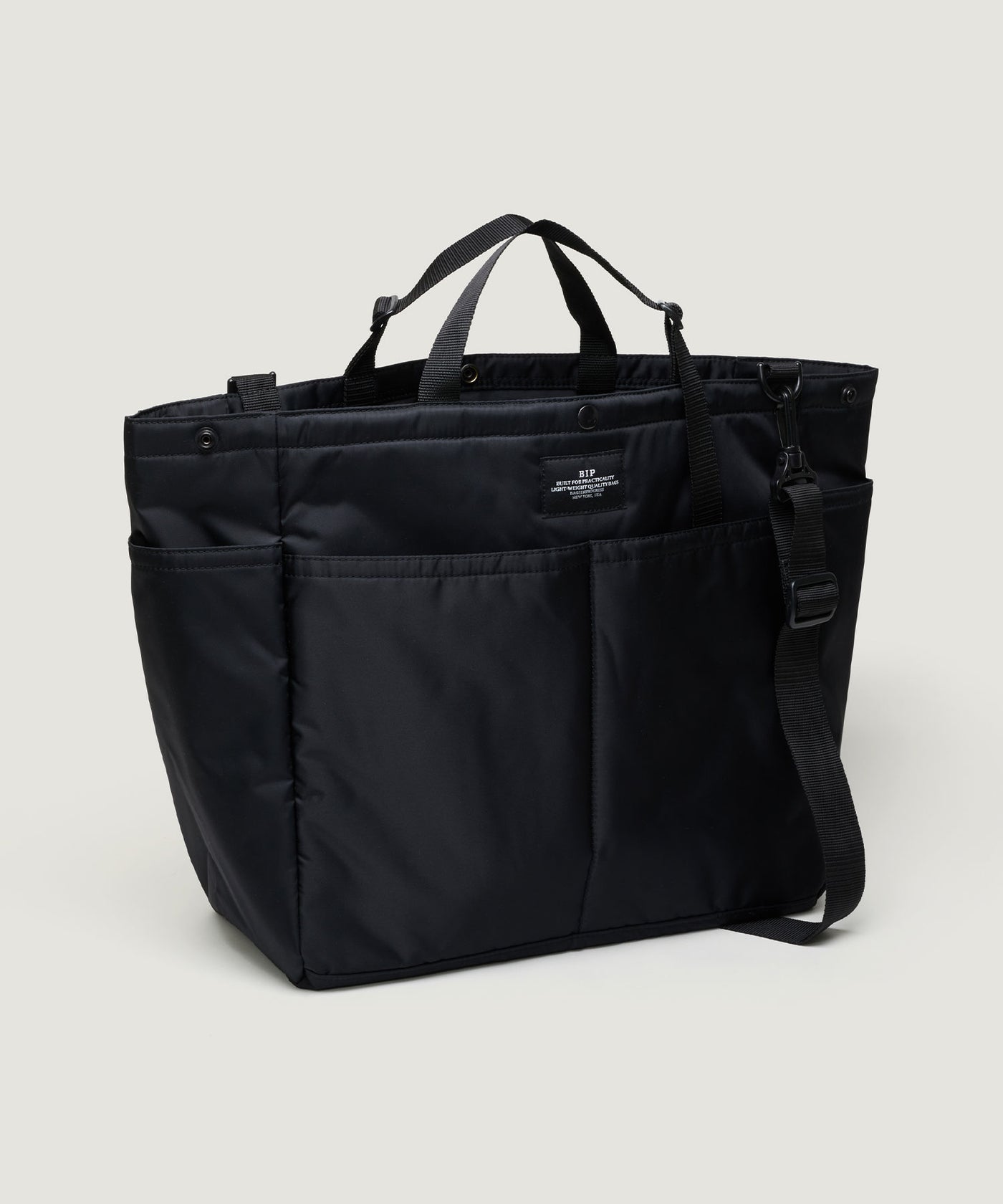 BAGSINPROGRESS / CARRY-ALL BEACH BAG BLACK PUFFER NYLON TWILL