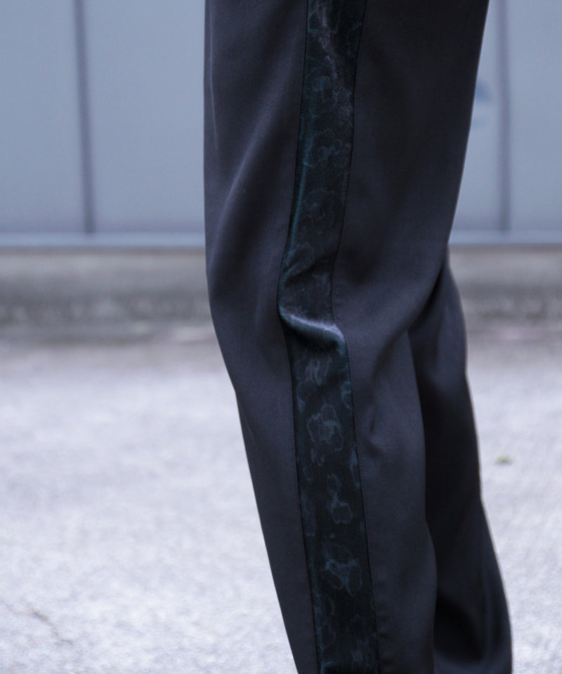 SIDE LINE TUCK SLACKS