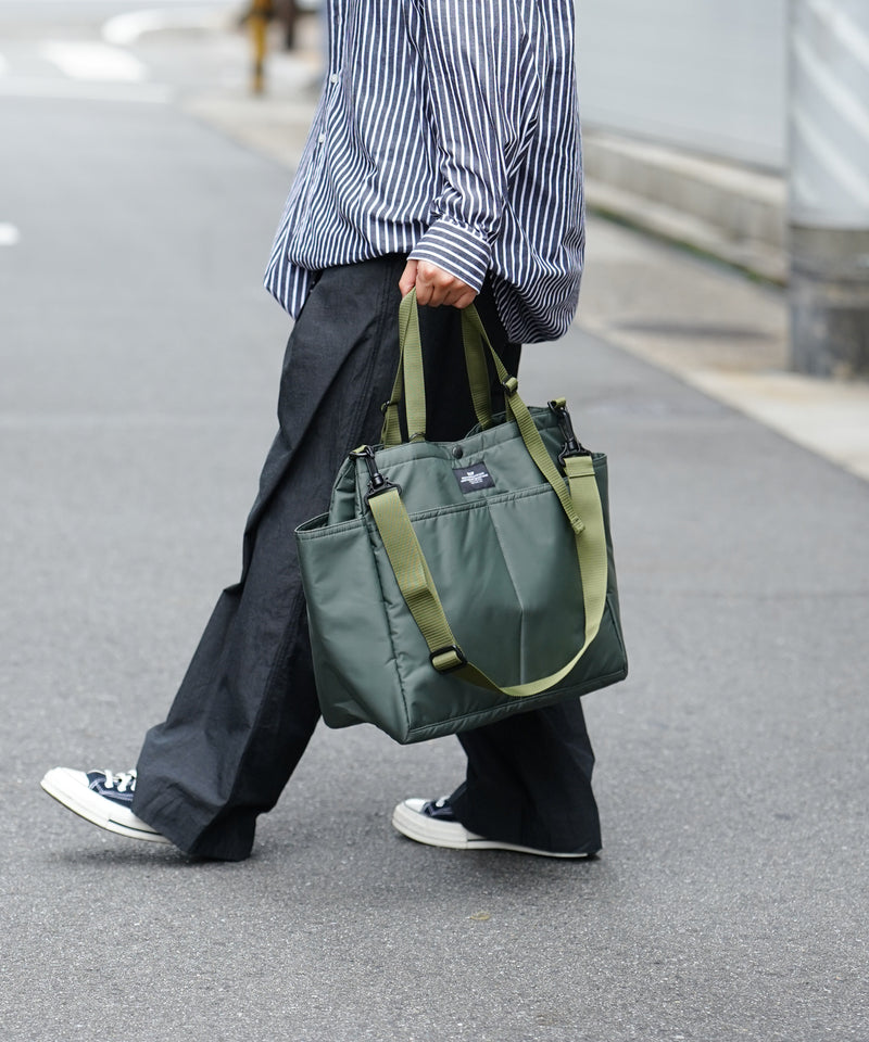 BAGSINPROGRESS / CARRY-ALL BEACH BAG BLACK PUFFER NYLON TWILL